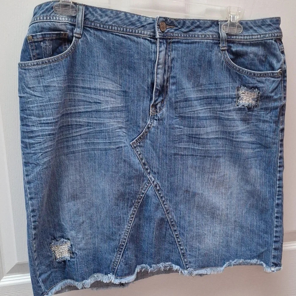Womens Fashion Bug stretch distressed dungaree skirt size 18